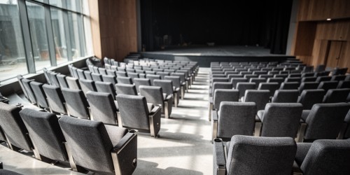 Como escolher cadeiras para auditório em projetos de diferentes portes