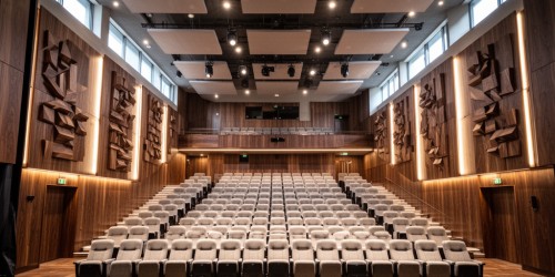 Como melhorar acústica e visibilidade em um auditório para um centro cultural